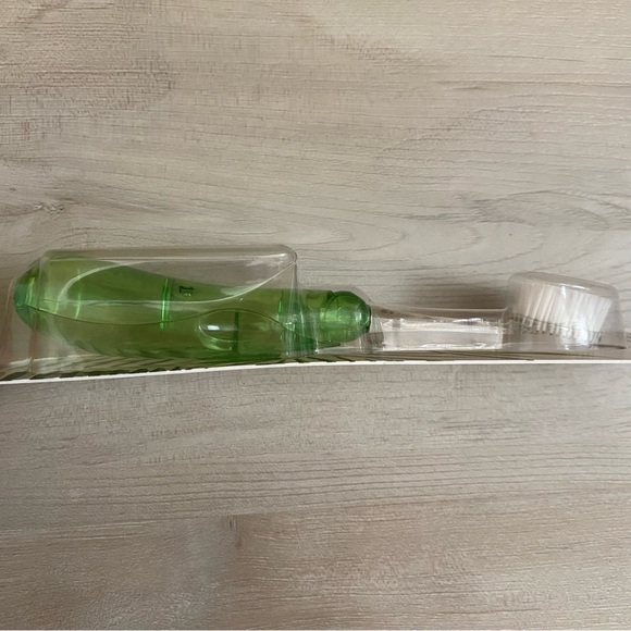 🟢 {3/$15} Radius Tour Travel Brush Toothbrush - Picture 4 of 16